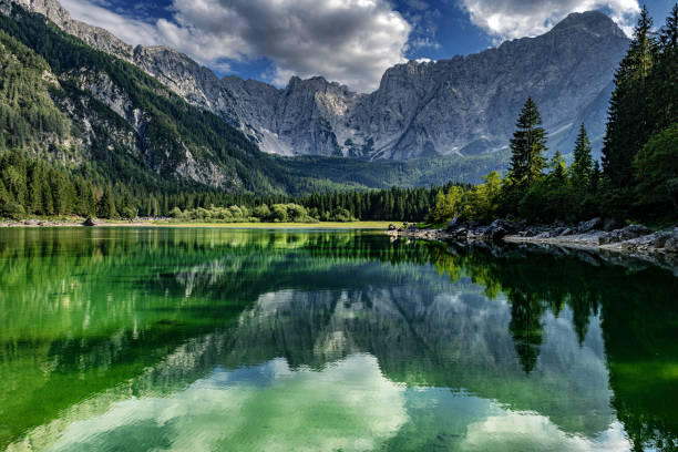 belo lago da montanha lago di fusine no outono e montanhas mangart, julian alpes, itália - wilderness area snow landscape valley - fotografias e filmes do acervo