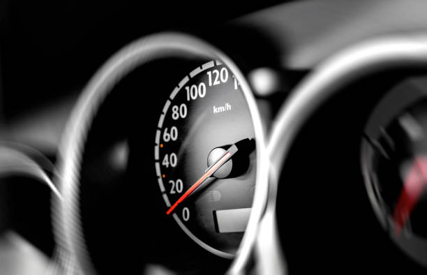 車のスピードメーター、クローズアップ。 - dashboard speedmeter km speedometer ストックフォトと画像