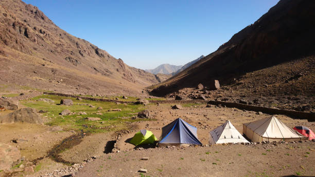 campeggio con tende di fronte al rifugio toubkal les mouflons, sulle montagne dell'atlante - atlas mountains foto e immagini stock