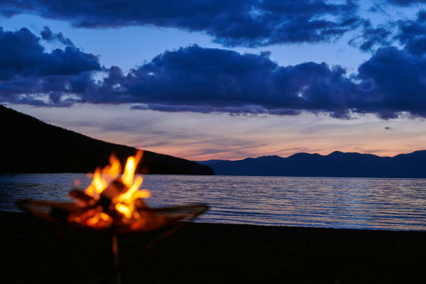 支笏湖の夕暮れ時の焚き火で - 湖 写真 ストックフォトと画像