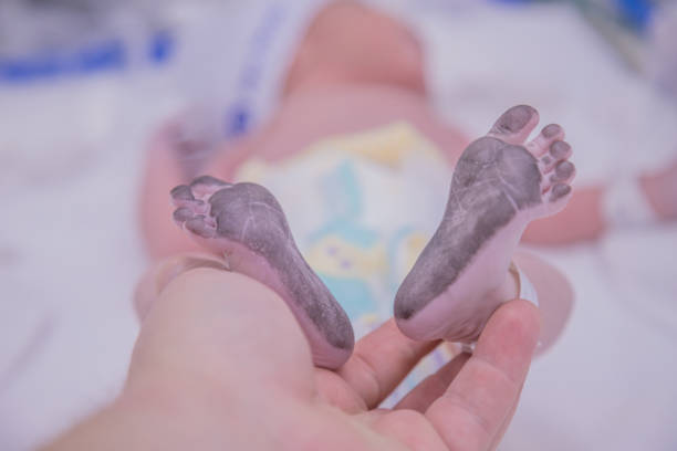 prueba de pie a un niño - human foot fotografías e imágenes de stock