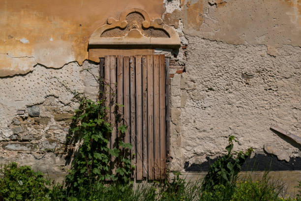 okno opuszczonego pałacu, jablonica - slovakia ancient past architecture zdjęcia i obrazy z banku zdjęć