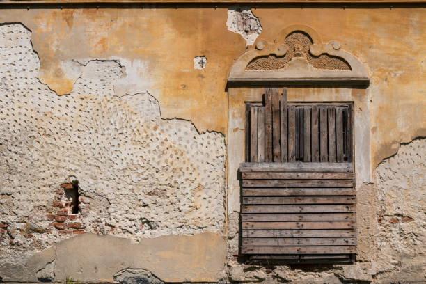 okno opuszczonego pałacu, jablonica - slovakia ancient past architecture zdjęcia i obrazy z banku zdjęć