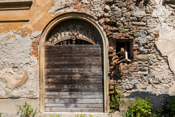 okno opuszczonego pałacu, jablonica - slovakia ancient past architecture zdjęcia i obrazy z banku zdjęć