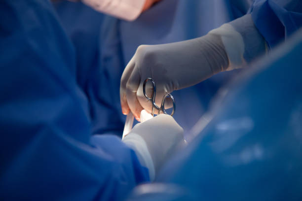 medical team of surgeons in hospital doing caesarean - operação imagens e fotografias de stock