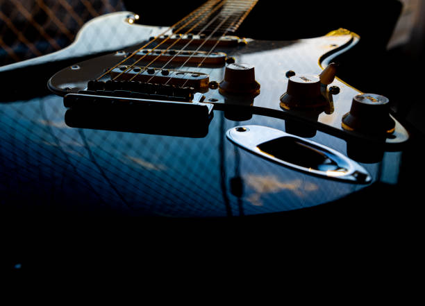 la chitarra in bianco e nero - classic rock immagine foto e immagini stock