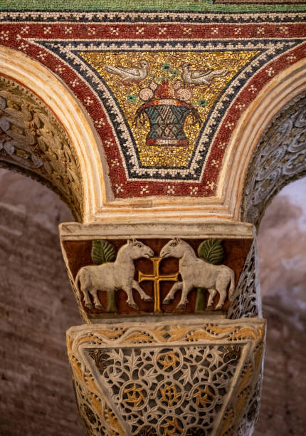 das innere der basilika san vitale in ravenna. italien - indoors church emilia romagna europe stock-fotos und bilder