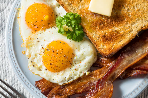 homemade sunnyside eggs breakfast - sunnyside imagens e fotografias de stock