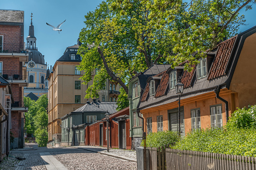 Casas viejas en Estocolmo. Distrito de Sodermalm. Suecia. Escandinavia. Vista con Katarina kyrka photo
