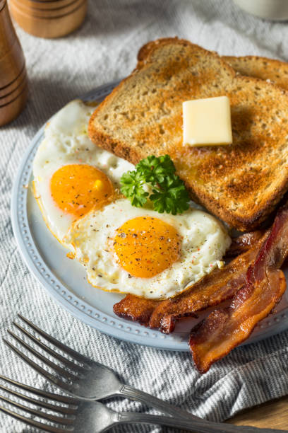 desayuno casero con huevos soleados - sunnyside fotografías e imágenes de stock