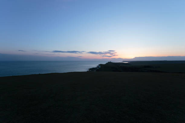 sommet de falaise à beachy head avec le chemin et le phare de belle tout - tout photos et images de collection