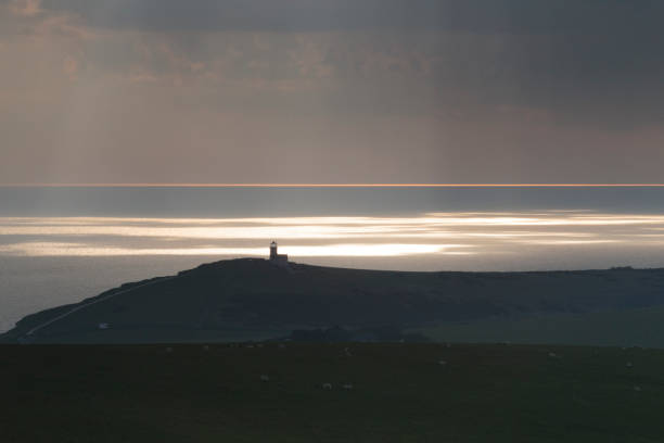 sommet de falaise à beachy head avec le chemin et le phare de belle tout - tout photos et images de collection