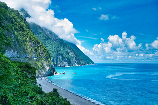 dove il mare incontra le montagne - taiwanese foto e immagini stock