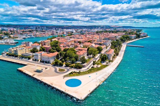 zara. vista aerea panoramica della penisola storica di zara, - sea life centre foto e immagini stock