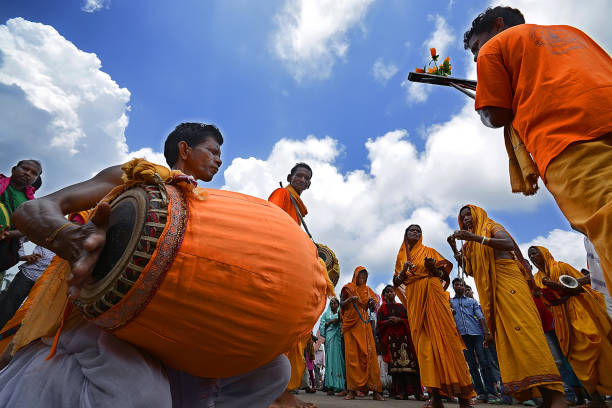 푸리에서 군주 자간나트 반환 전차 축제 동안 건디차 사원에서 공연 공연 - india traditional culture indigenous culture women 뉴스 사진 이미지