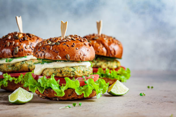 hamburguesa vegana de falafel con verduras y salsa, fondo oscuro, espacio de copia. concepto alimenticio saludable basado en plantas. - hamburguesa vegetariana fotografías e imágenes de stock