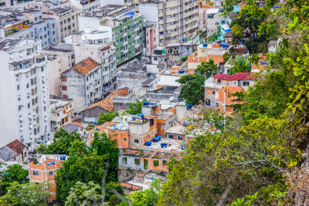 tabajara slum seen from the top of the inhanga needle in copacabana - climbing rock climbing rock mountain climbing imagens e fotografias de stock