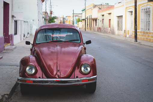 Red Oldtimer Volkswagen Beetle En Las Calles Coloniales De Mérida Yucatán México Foto de stock y más banco de imágenes de Volkswagen escarabajo - iStock Red Oldtimer Volkswagen Beetle En Las Calles Coloniales De Mérida Yucatán México Foto de stock y más banco de imágenes de Volkswagen escarabajo - iStock