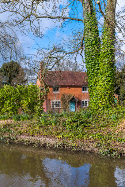 stretta barca casa barca chiatta ormeggiata su un canale inglese - warwickshire narrow nautical vessel barge foto e immagini stock