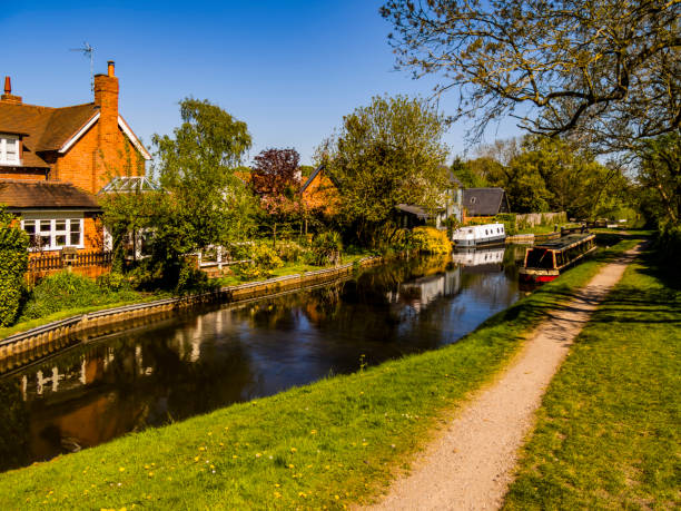 stretta barca casa barca chiatta ormeggiata su un canale inglese - warwickshire narrow nautical vessel barge foto e immagini stock