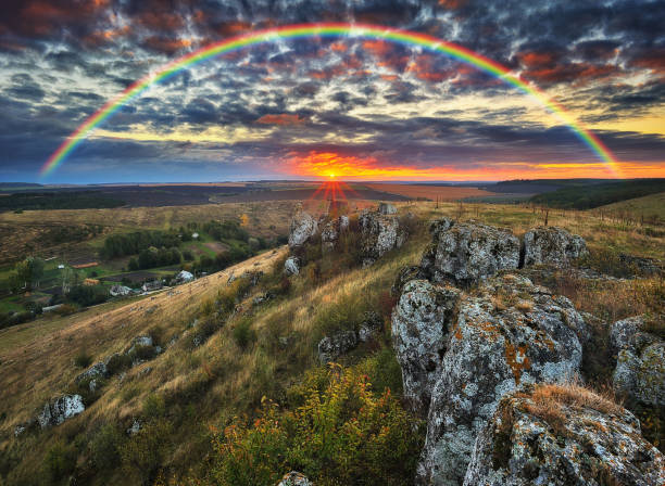 arco-íris com nuvens sobre uma rocha - meadow autumn hiking mountain - fotografias e filmes do acervo