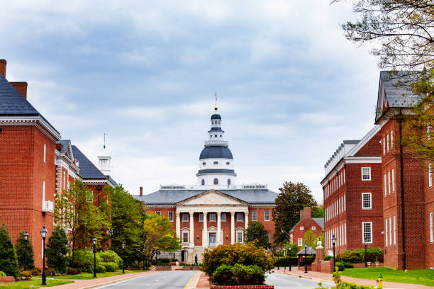 Maryland State House building on Bladen street Bladen street over Maryland State House capitol building and site of many historic events build in 1779 Annapolis MA, USA maryland state capital stock pictures, royalty-free photos & images