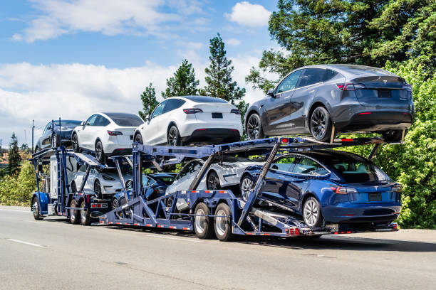 transporte de carros carrega novos tesla model y e tesla model 3 - car freight transportation new traffic - fotografias e filmes do acervo