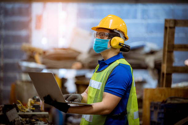 homme de portrait sous l’inspection et vérifiant le processus de production sur la station d’usine en portant le masque de sécurité pour protéger pour la pollution et le virus dans l’usine. - safety protective workwear healthcare and medicine healthy lifestyle photos et images de collection