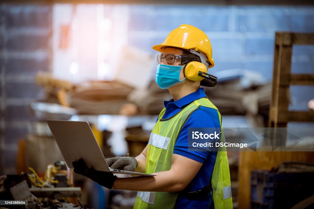 在工廠站檢查檢查生產過程的畫像工人,佩戴安全口罩,防止工廠內的污染和病毒。 - 免版稅職業圖庫照片