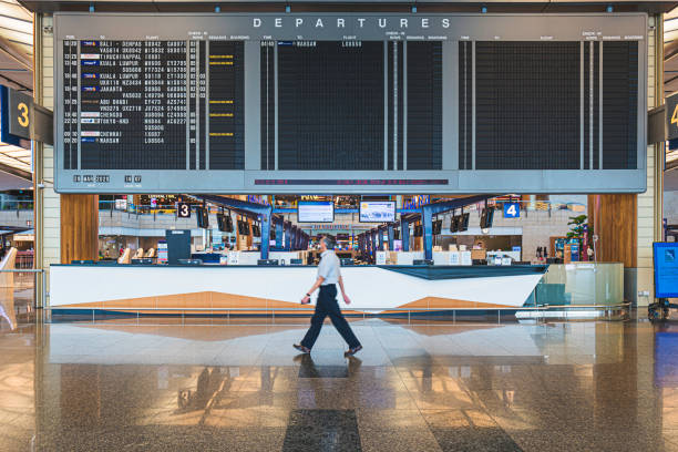 consecuencias de la prohibición de viajar en todo el mundo - arrival departure board travel business travel people traveling fotografías e imágenes de stock