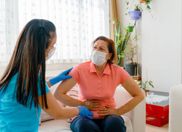 Mulher paciente com dor abdominal fazendo exame médico com médico sobre doença de câncer de estômago, síndrome do intestino irritável, desconforto pélvico, indigestão, diarreia, DRGE (doença do refluxo gastroesofágico) Mulher paciente com dor abdominal fazendo exame médico com médico sobre doença de câncer de estômago, síndrome do intestino irritável, desconforto pélvico, indigestão, diarreia, DRGE (doença do refluxo gastroesofágico) fotos e imagens de banco de imagens de câncer de intestino, fotos e imagens livres de direitos autorais