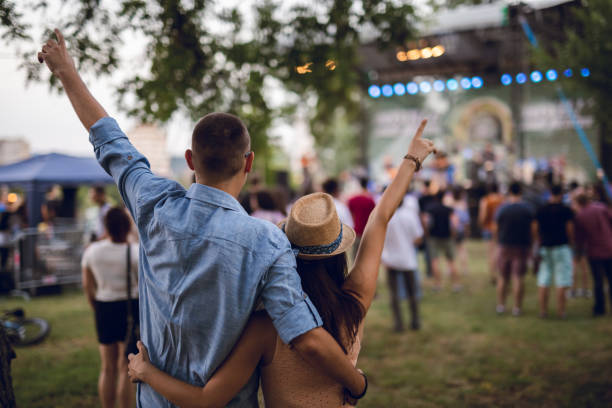 pareja brindando por un festival de música - couple young women casual excitement fotografías e imágenes de stock