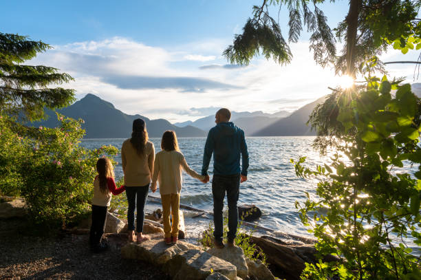 自然界における家族結合 - camping family summer vacations ストックフォトと画像