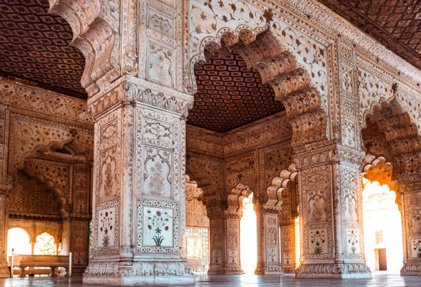 dettagli architettonici e motivi tradizionali su archi e pilastri in marmo bianco all'interno del famoso monumento storico dell'india. aula reale dell'imperatore moghul a red fort delhi, india. - india new delhi architecture monument foto e immagini stock