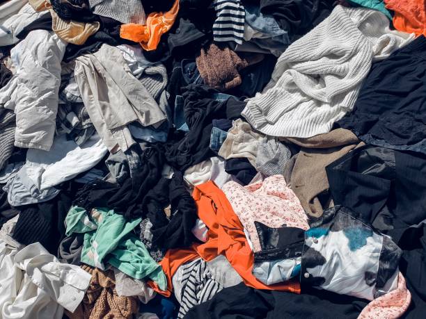 molti vestiti di seconda mano sono in vendita - landfill foto e immagini stock