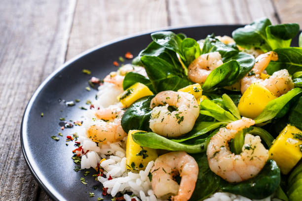 gambas con verduras sobre mesa de madera - salad shrimp prawn prepared shrimp fotografías e imágenes de stock