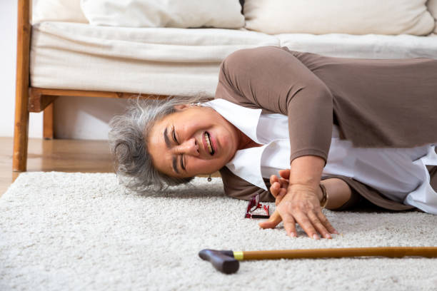 asiatische seniorin fällt auf teppich und liegt auf dem boden im wohnzimmer zu hause, falls von älteren erwachsenen konzept - carpet floor lying down people stock-fotos und bilder