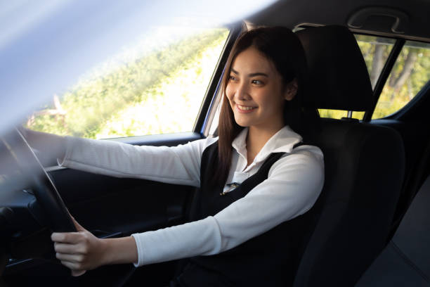 mulheres asiáticas dirigindo um carro e sorriem alegremente com uma expressão positiva feliz durante a viagem, as pessoas gostam de rir de transporte e descontraídas mulheres felizes no conceito de férias de viagem - wayfaring - fotografias e filmes do acervo