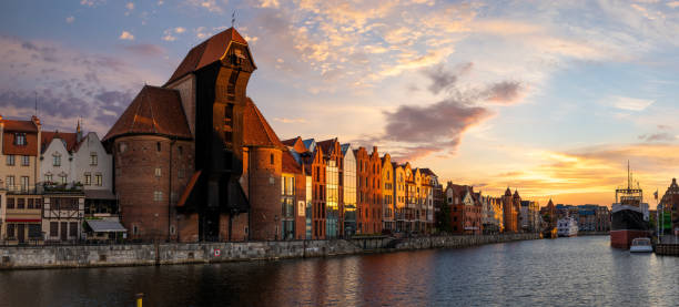 gün doğumunda motlawa nehri üzerinde güzel eski şehir ile gdansk, polonya. - gdansk stok fotoğraflar ve resimler