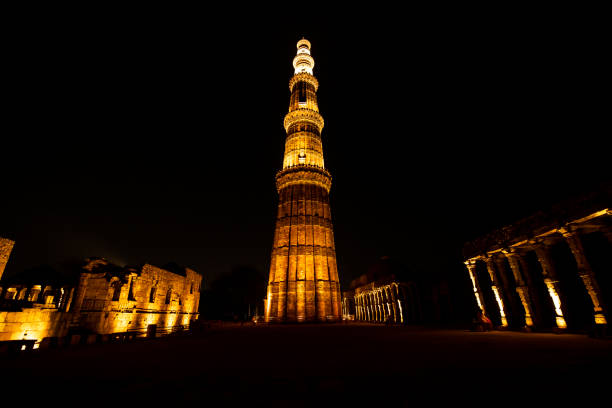 illuminated qutub minar at night, delhi, india - qutub imagens e fotografias de stock