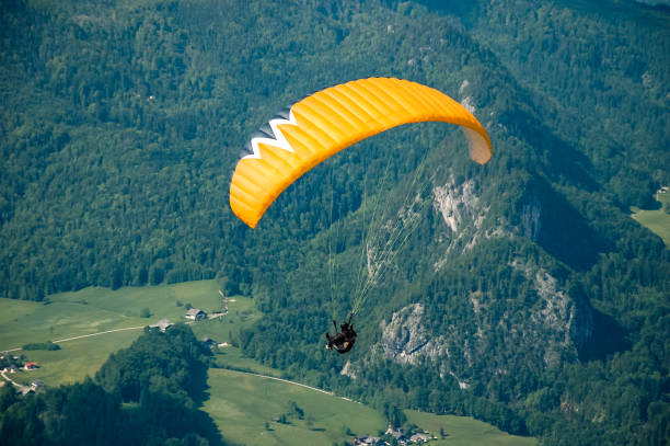 paragling in den alpen - paragliding sport austria parachuting stock-fotos und bilder