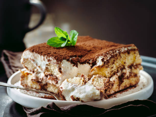 ティラミスケーキミント付き - italian dessert ストックフォトと画像