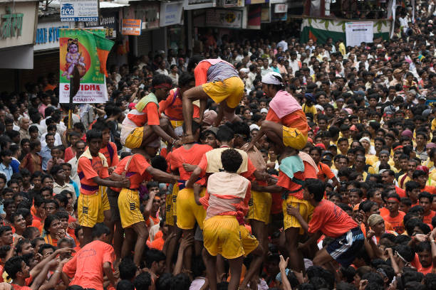una pirámide humana el día de la fiesta de janmashtami. - editorial indian culture traditional culture horizontal fotografías e imágenes de stock