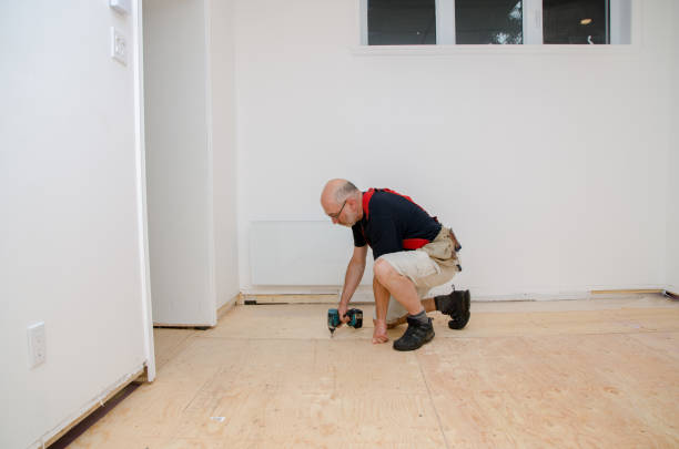 집 지하에 바닥을 짓는 남자 - home improvement drill house repairing 뉴스 사진 이미지