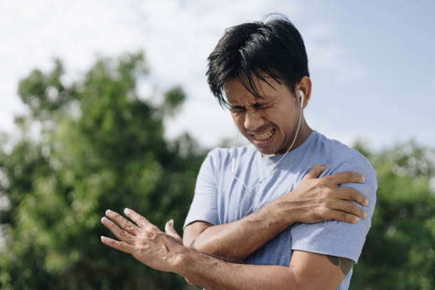 スポーツアジアの男性は肩の痛みを持っています, スポーツ傷害の概念 - shoulder pain physical injury human arm ストックフォトと画像