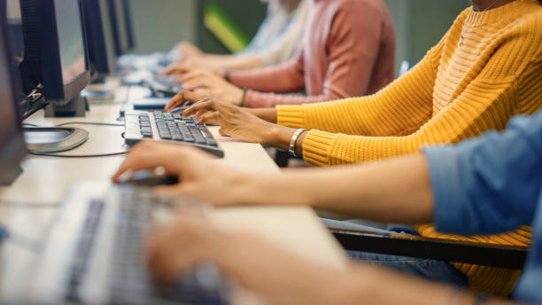 row of diverse group of multi-ethnic people działa na pc. zespół pracowników pomocy technicznej pakietu office pracuje na komputerach, pomóż ludziom znaleźć rozwiązania. shot focus na rękach - team concentration assistance support zdjęcia i obrazy z banku zdjęć