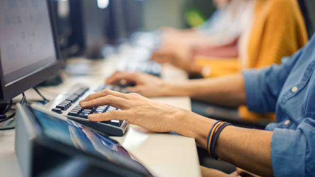 row of diverse group of multi-ethnic people działa na pc. zespół pracowników pomocy technicznej pakietu office pracuje na komputerach, pomóż ludziom znaleźć rozwiązania. aparat strzał ostrości na rękach - help assistance computer computer keyboard zdjęcia i obrazy z banku zdjęć