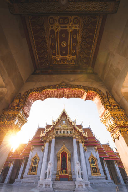 방콕의 유명한 사원인 왓 벤카마보핏 두시바나람 - garuda bangkok thailand gold 뉴스 사진 이미지