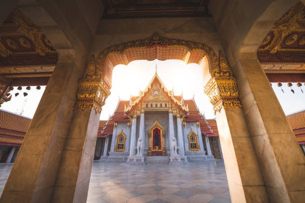 le temple de marbre à bankgok thaïlande. localement connu sous le nom de wat benchaambophit l’endroit touristique le plus famaus à bangkok - garuda bangkok thailand gold photos et images de collection