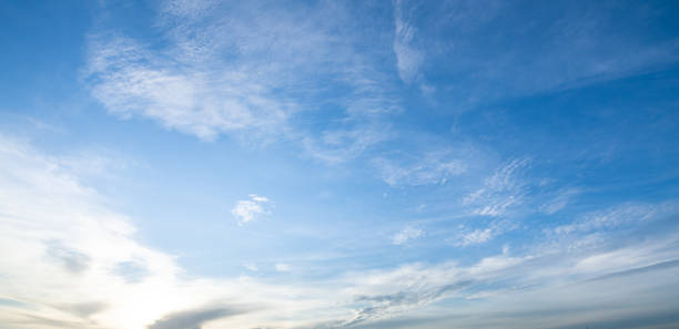 하얀 구름이 있는 푸른 하늘 - cirrus cloud cloudscape stratus 뉴스 사진 이미지